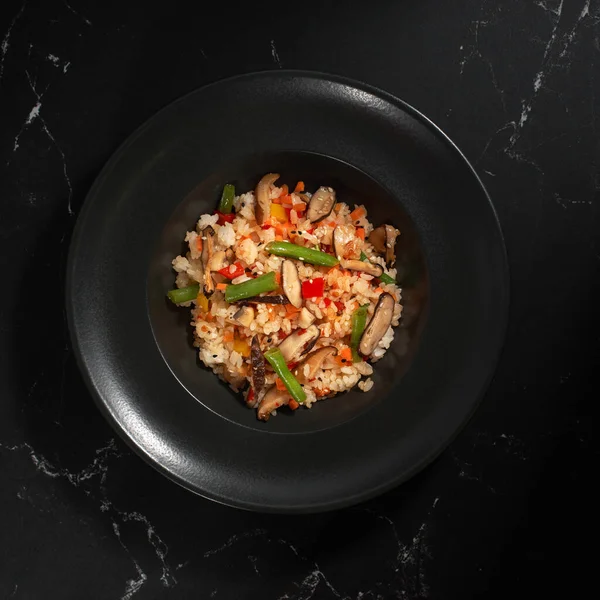 Sebzeli pirinçli lezzetli pirinçler. Japon pilavı, tatlı biber, şitake mantarı, sos, havuç, yeşil fasulye. Asya yemekleri, Japon yemekleri metnin için fotokopi alanı