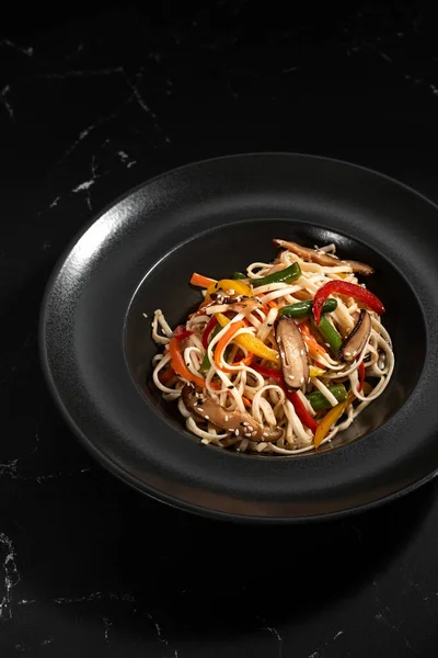 Fideos Udon Japoneses Fritos Wok Udon Fideos Con Verduras Sobre — Foto de Stock