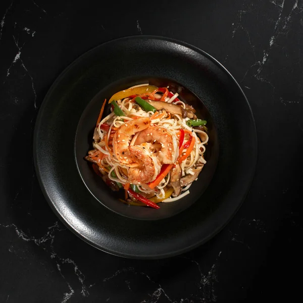 Traditional Asian Pasta Udon Noodles Shrimp Vegetables Plate Black Stone — Stock Photo, Image