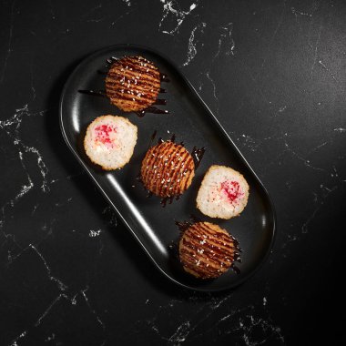 Kaplan karidesli pirinç kroketleri. Peynir kremi, tobiko havyarı, kaplan karidesi... Suşi menüsü. Kapat.