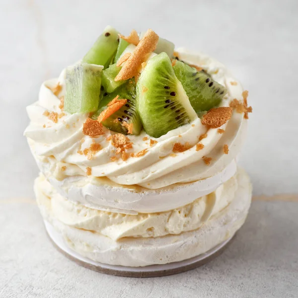 Homemade cake Pavlova with whipped cream, fresh kiwi fruit. Selective focus — Stok fotoğraf