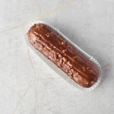 Geleneksel Fransız tatlısı. Kayadan bir arka planda kremalı ve sütlü çikolata jöleli ekler. Tatlıya düşkünler için şekerleme..