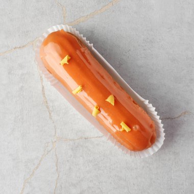 Geleneksel Fransız tatlısı. Kayadan bir arka planda kremalı ve jöleli. Tatlıya düşkünler için şekerleme..