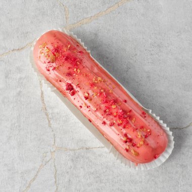 Geleneksel Fransız tatlısı. Kayadan bir arka planda kremalı ve jöleli. Tatlıya düşkünler için şekerleme..