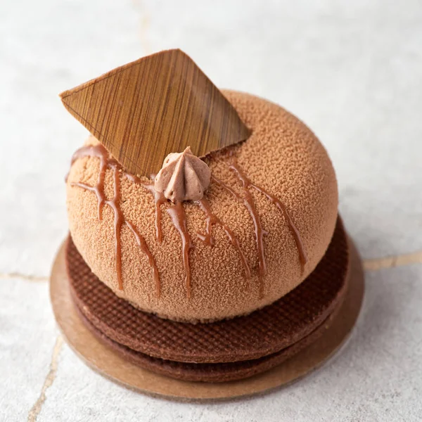 Mini Mousse Bakverk Dessert Täckt Med Choklad Velor Sten Bakgrund — Stockfoto