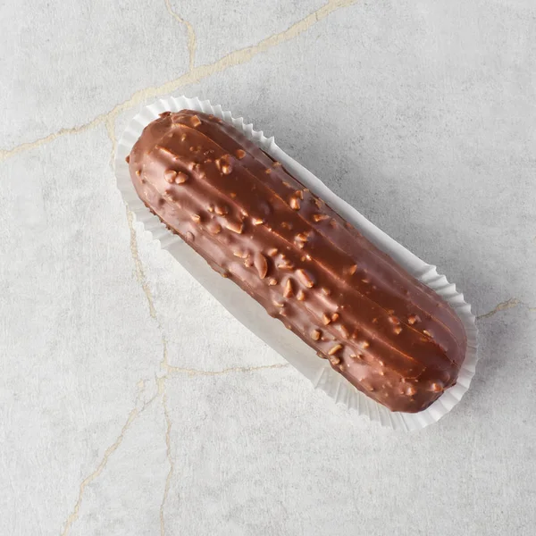 Geleneksel Fransız tatlısı. Kayadan bir arka planda kremalı ve sütlü çikolata jöleli ekler. Tatlıya düşkünler için şekerleme..