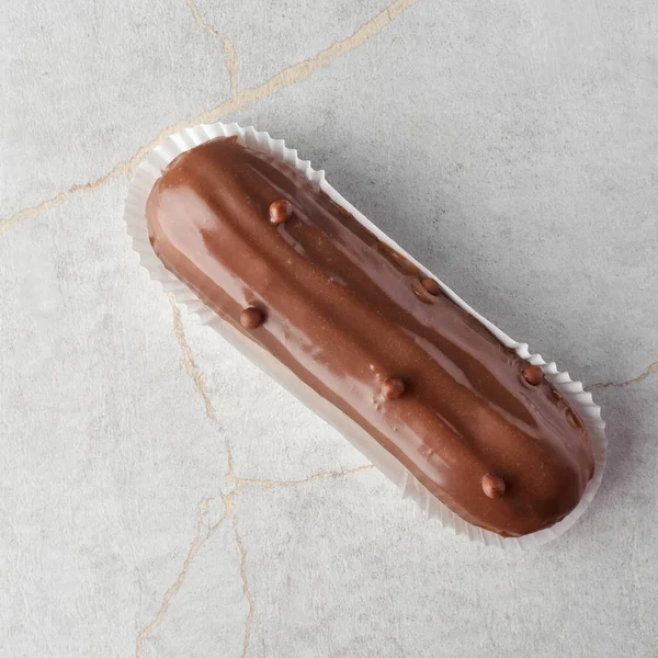 Traditioneel Frans Dessert Eclair Met Vla Chocolade Glazuur Een Stenen — Stockfoto