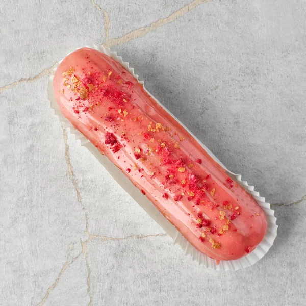 Geleneksel Fransız tatlısı. Kayadan bir arka planda kremalı ve jöleli. Tatlıya düşkünler için şekerleme..