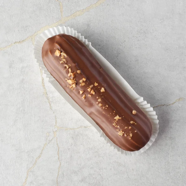 Traditioneel Frans Dessert Eclair Met Vla Melkchocolade Glazuur Een Stenen — Stockfoto