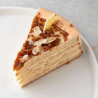 Lezzetli bir pasta dilimi, beyaz tabakta tutku meyvesi. Kapatın. Seçici odak, menü