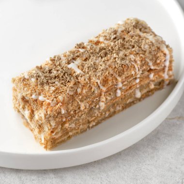 Napolyon, halva şekerli kek. Hassas ve lezzetli ev yapımı puf böreği kremalı tatlı. Kapatın. Seçici odak