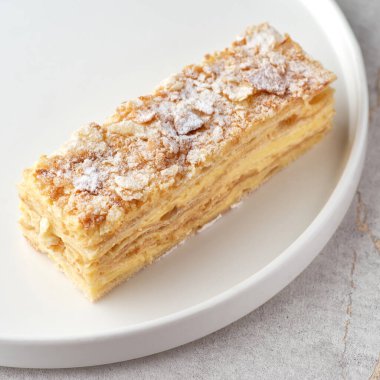 Klasik Napolyon keki. Hassas ve lezzetli ev yapımı puf böreği kremalı tatlı. Kapatın. Seçici odak