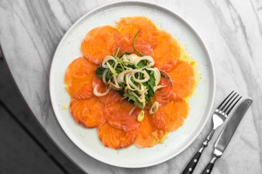 Tabakta somon dilimleri ve gri taş masadaki otlar. Seçici odak.