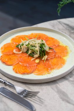 Tabakta somon dilimleri ve gri taş masadaki otlar. Seçici odak.