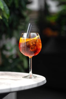 Klasik Americano kokteyli ve campari, buzlu soda. Geleneksel tarif. Seçici odaklı dikey resim.