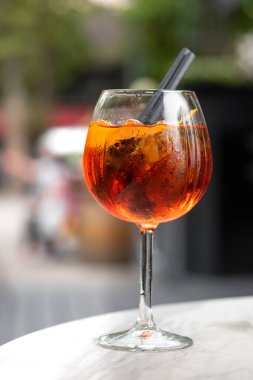 Klasik Americano kokteyli ve campari, buzlu soda. Geleneksel tarif. Seçici odaklı dikey resim.