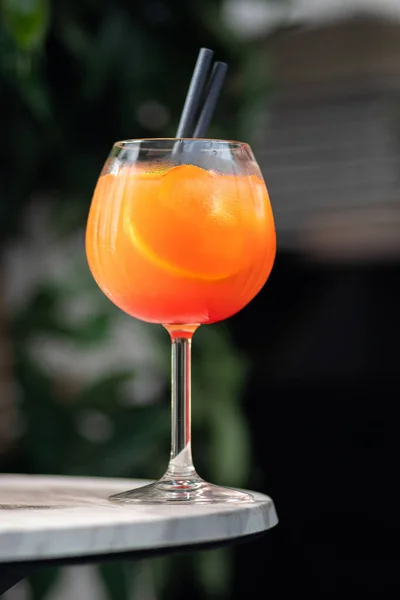一杯冰凉的Aperol Spritz鸡尾酒装在酒杯里 选择性聚焦的垂直图像 — 图库照片