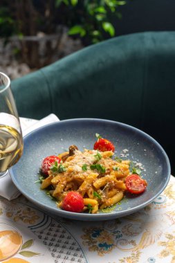 Kızarmış domatesli İtalyan makarna soslu, mozzarella peynirli. Domatesli sebzeli makarna, geleneksel İtalyan mutfağı, fotokopi odası. yiyecek konsepti