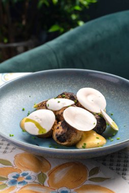 Köy tarifine ve metoduna göre deride şenlik ateşinde pişirilmiş patatesler doğrudan küllerin içinde. Yanmış, güzel kokulu tabakta sıcak bir tabak