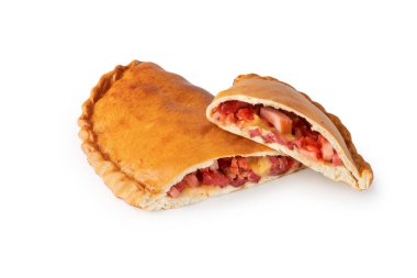 Pepperoni ve peynir dolu calzone pizzası beyaz arka planda izole edilmiş. Tasarım menüsü için kırpma yolu ile