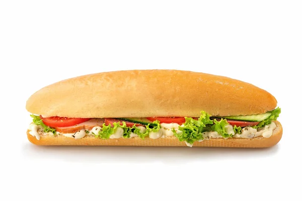 Sandwichbroodje Met Vlees Tomaat Komkommer Sla Geïsoleerd Witte Achtergrond Met — Stockfoto