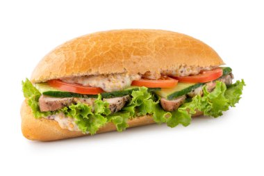 Etli, domatesli, salatalıklı, beyaz arka planda marullu sandviç ekmeği. Tasarım menüsü için kırpma yolu ile