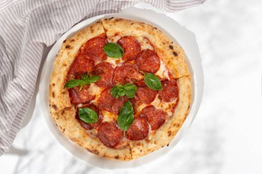 Salamlı pizza pepperonili fast food. Restoran menüsü için beyaz arka planda sağlıklı atıştırmalıklar. en üstteki görünüm