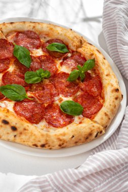 Salamlı pizza pepperonili fast food. Restoran menüsü için beyaz arka planda sağlıklı atıştırmalıklar. Kapat.