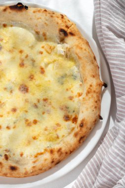 Restoran menüleri için beyaz zemin üzerinde Cinque Formaggi veya Five-Cheese Pizza. Pizza kompozisyonu. İtalyan mutfağı. Kapat.