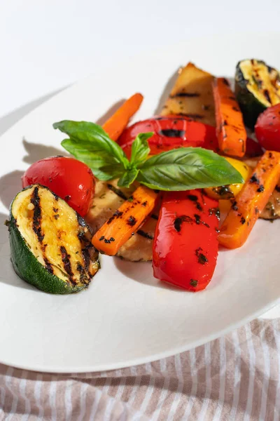 Salade Légumes Avec Capsicum Rouge Grillé Patate Douce Courgettes Persil — Photo