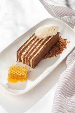 Restoran menüsü için beyaz arka planda bir dilim çikolatalı bal pastası..