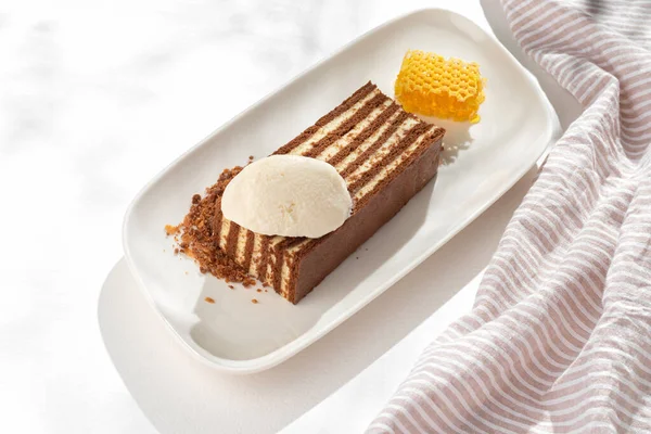 Skiva Choklad Honung Kaka Vit Bakgrund För Restaurang Meny — Stockfoto