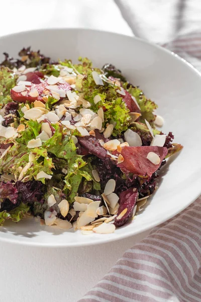 Salade Diététique Avec Poitrine Canard Magre Herbes Fraîches Légumes Sauce — Photo