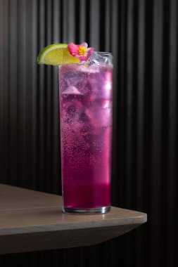 Barda kokteyl içeceğiz. Cin Tonik Kokteyli Cin, Nane, toni, siyah arkaplanda siyah bir anahtar, soğuk içecek konsepti, seçici odak, Bar menüsü