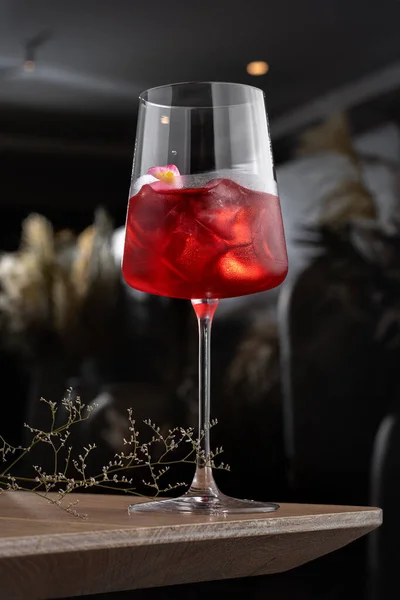 Simple Cocktail Rouge Avec Vodka Vermouth Fraises Menu Bar Concept — Photo