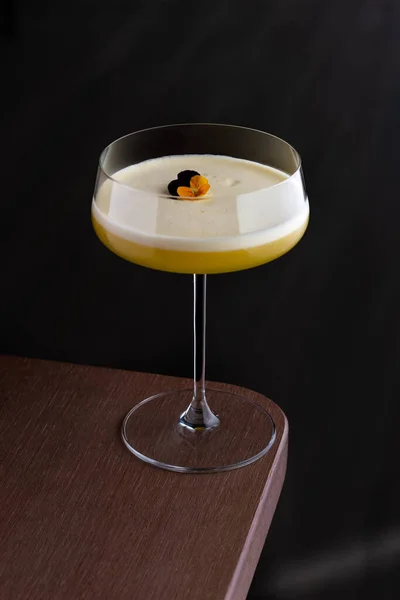 Glas Papaya Caliente Fruktig Rom Cocktail Med Färsk Papaya Frukt — Stockfoto