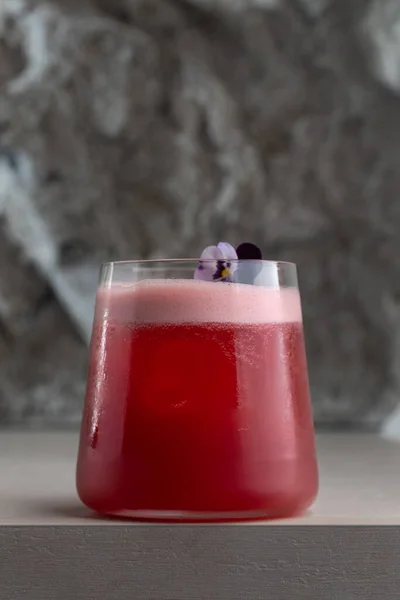 Κόκκινο Κοκτέιλ Ποτό Φρέσκο Λεμόνι Έννοια Του Ένα Δροσερό Ποτό — Φωτογραφία Αρχείου