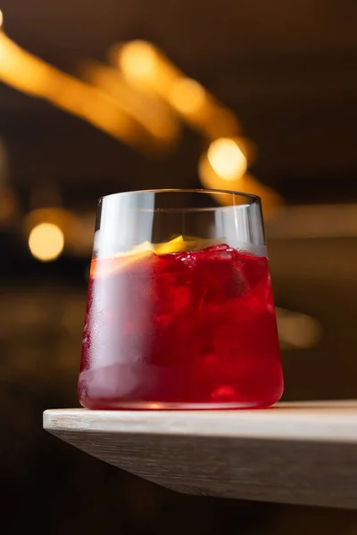 曼哈顿的酒精鸡尾酒 带有波旁酒 红葡萄酒 冰和樱桃 夜间情绪形象 复制空间 — 图库照片