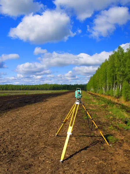 En totalstation på ett stativ — Stockfoto