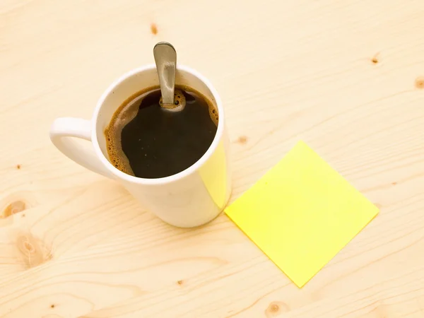 杯のコーヒーとポストそれに注意してください。 ロイヤリティフリーのストック画像