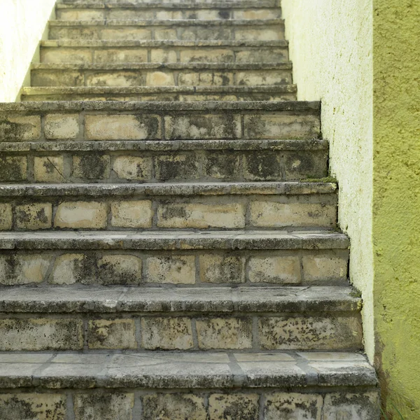 Escaleras de piedra y pared amarilla — Foto de Stock