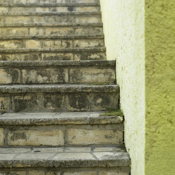 Stenen trappen en geel muur — Stockfoto