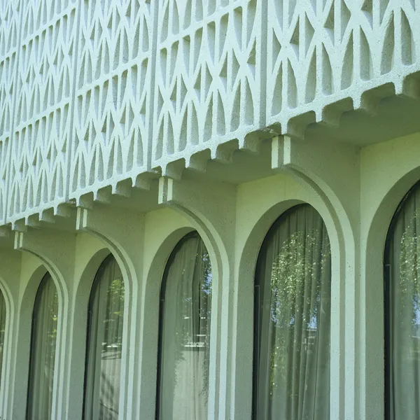 Edificio blanco y ventanas — Foto de Stock