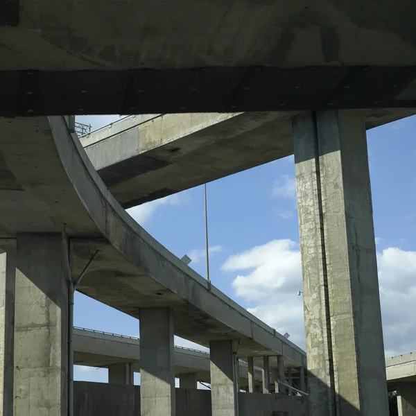 Betonové dálnici viadukty — Stock fotografie