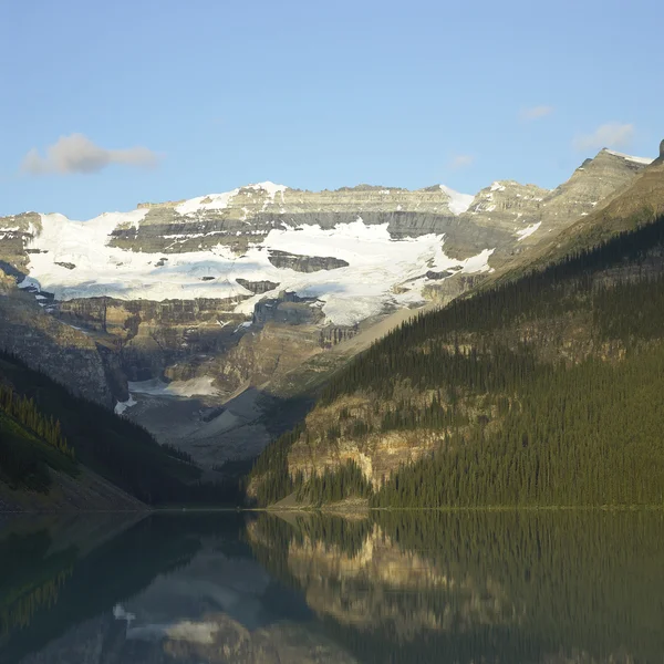 Lago, montanhas e bonés de neve — Fotografia de Stock
