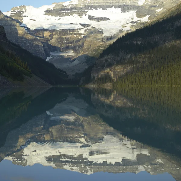 Lac, montagnes et casquettes de neige — Photo