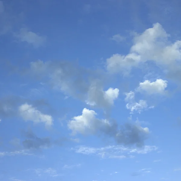 Blå himmel med moln — Stockfoto