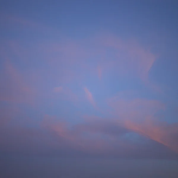 蓝天和粉红色的云 — 图库照片