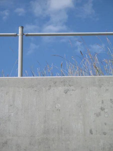 Parede de concreto com corrimão — Fotografia de Stock