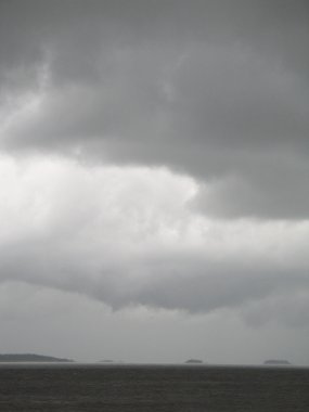 Okyanusun üzerinde gri gökyüzü